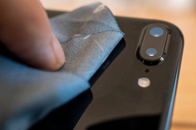 Cómo limpiar la lente de tu teléfono con un paño de microfibra